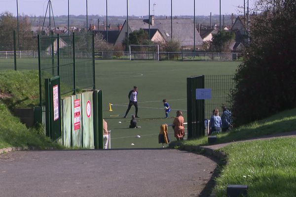 L'émotion est grande à Carentan-les-Marais (Manche) après la mise en examen pour corruption de mineur du maire adjoint et président du district de football. (en illustration, les terrains d'entrainement).