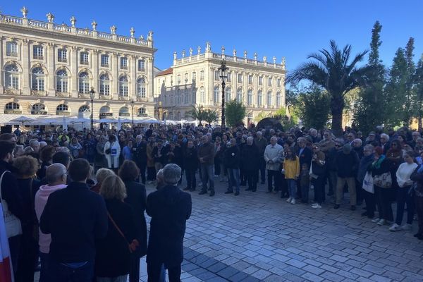 Il y avait beaucoup de monde place Stanislas à Nancy dimanche 15 octobre pour rendre hommage à Dominique Bernard, 57 ans, professeur de français assassiné.