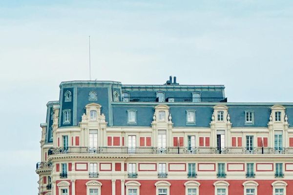 Le ciel se partagera entre de belles éclaircies et quelques passages nuageux. (Hôtel du Palais à Biarritz).