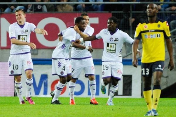 Le jeune toulousain Jean-Daniel Akpa Akpro félicité par ses co-équipiers après son premier but en ligue 1 contre Sochaux