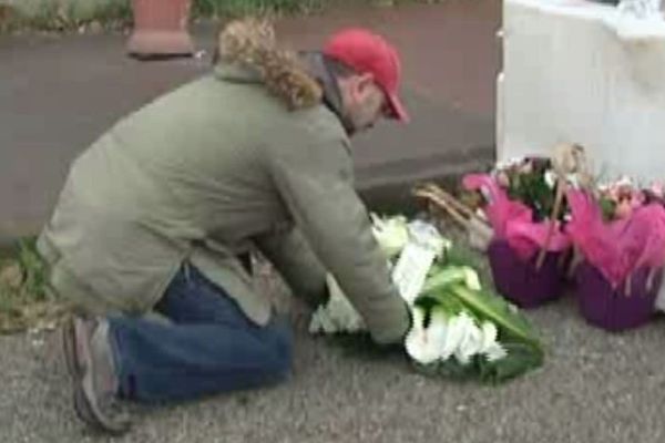 Des fleurs ont été déposées à l'endroit où Mickaël est tombé.