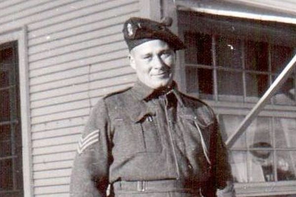 Le sergent Collis, en uniforme de combat, alors qu’il était membre de l’Irish Regiment of Canada. 