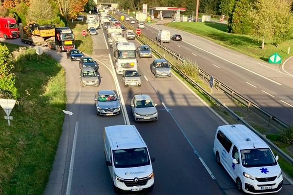 Une partie de l'A13 est fermée après l'accident d'un camion-citerne, lundi 28 octobre 2024.