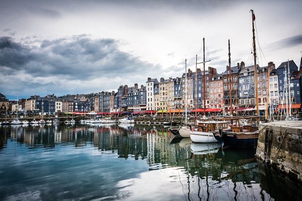 Honfleur sous un ciel gris