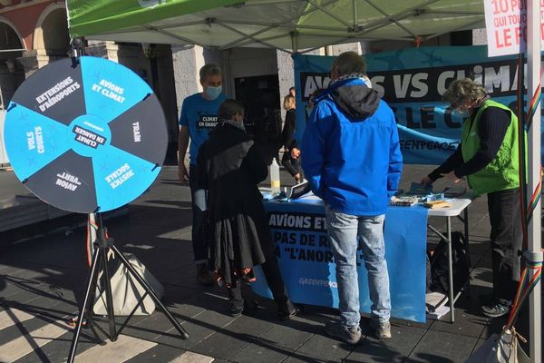 Une quinzaine de militants Greenpeace sont présents ce samedi sur la place Masséna à Nice.