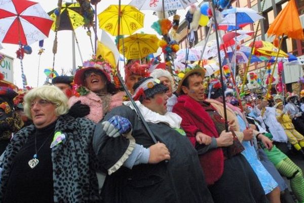 Les "carnavaleux" font un "chahut", le 2 mars 2003 à Dunkerque lors de la première journée des "trois joyeuses", l'un des temps fort du carnaval de Dunkerque.