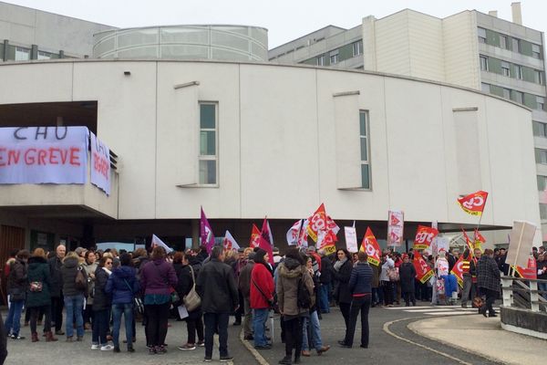 200 manifestants se sont rassemblés le 7 mars 2017 devant le CHU Dupuytren.