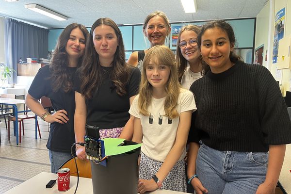 Laurane, Laïana, Lucie, Mathilde, Gaëtane et leur professeure madame Luquet.