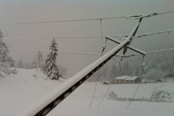 Le poteau n'a pas résisté au vent et à la neige