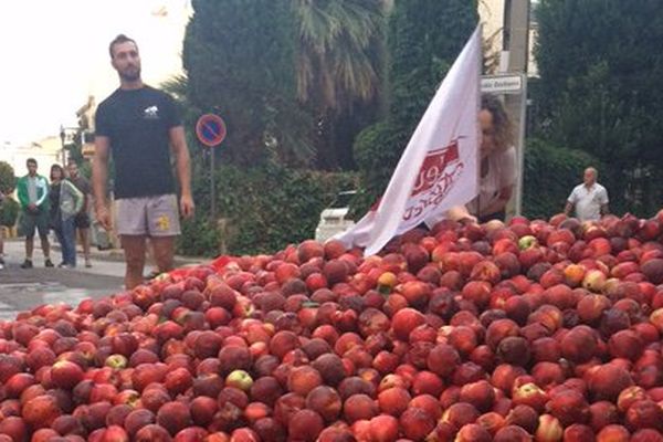 Deux tonnes de fruits ont été déversées.