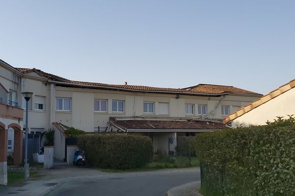 À Aucamville (Haute-Garonne), la toiture d'une résidence s'est effondrée alors que la plupart des occupants des lieux étaient chez eux.