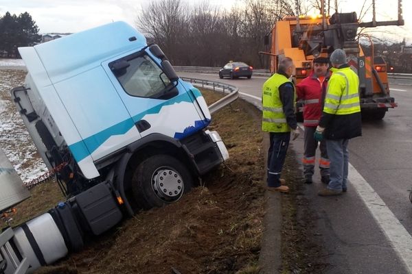 Echangeur de Mundolsheim : un 38 tonnes dérape sur une plaque de verglas