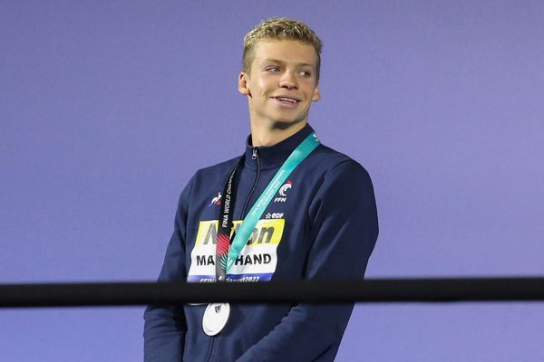 Léon Marchand avec sa médaille d'argent, hier aux Championnats du monde de natation à Budapest (Hongrie).