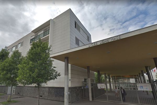 Un élève du lycée Jean-Macé, à Ivry, a frappé de deux coups de marteau un autre lycéen, mardi matin en pleine classe.