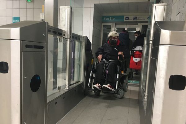 Les portillons prennent place dans le métro rennais, et pour certains utilisateurs en situation de handicap ils représentent un frein à la mobilité