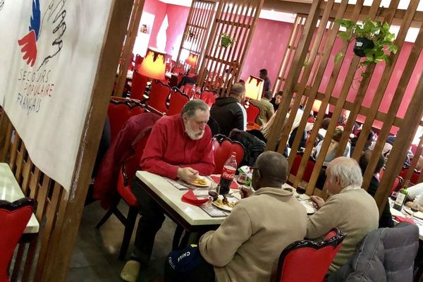 128 étudiants, retraités, migrants ou personnes isolées ont été invités par le Secours Populaire à un repas du nouvel an à Echirolles, près de Grenoble