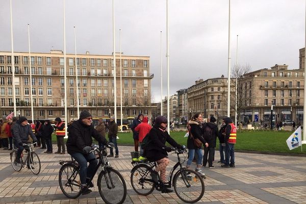 A vélo autour de la mairie du Havre, contre la réforme des retraites 