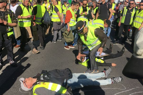 Des gilets jaunes font escale à la caserne du 92e régiment d'infanterie pour dénoncer la mobilisation de l'armée pour les manifestations parisiennes