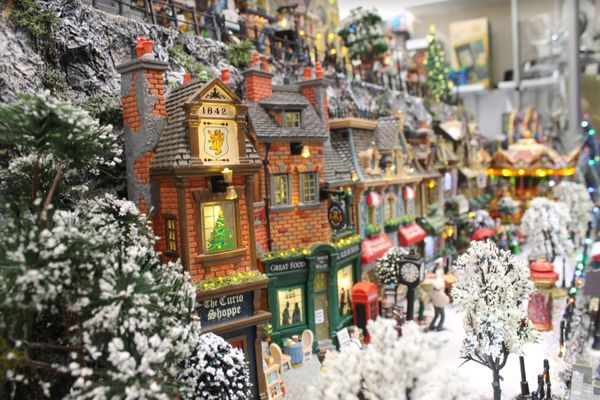 Le village de Noël miniature est à observer dans la vitrine de l'opticien Fism’Optic jusqu'en janvier 2025.