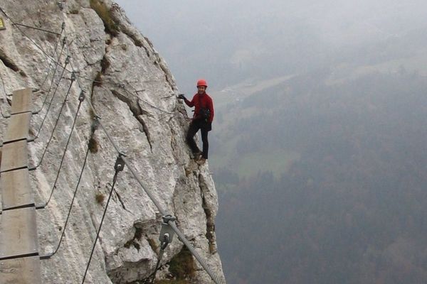 Photo d'illustration - un randonneur dans la Via Ferrata de Roche Veyrand au dessus de Saint Pierre d'Entremont 