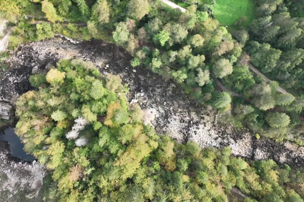 Au milieu coulait une rivière, le Doubs.