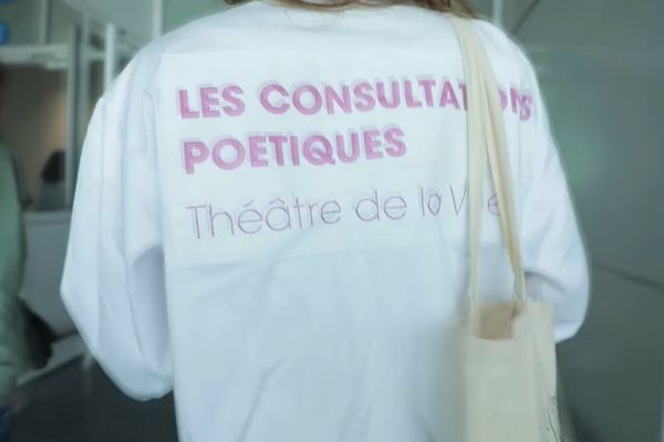 Des consultations poétiques menées par les acteurs du Théâtre de la Ville pour mettre des mots sur les maux.