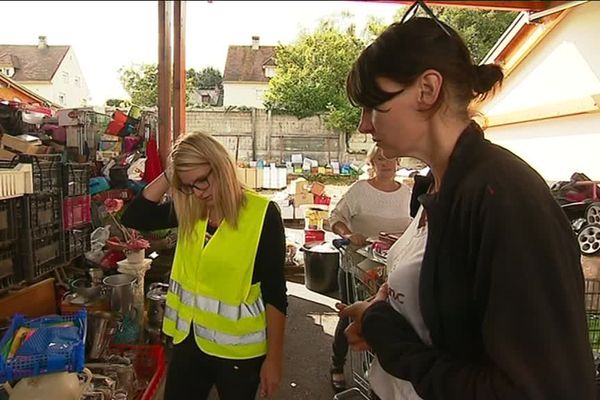 Elodie Galais (à droite) travaille 24 heures par semaine à Emmaüs Pont-Audemer (27)