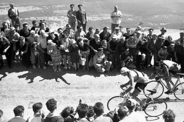 10 juillet 1952, les coureurs cyclistes italiens Fausto Coppi et Raphaël Geminiani grimpent vers le sommet du Ventoux lors de la 14ème étape du tour de France entre Aix-en-Provence et Avignon. 