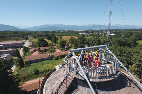 Une des grandes tyroliennes du château d'eau de N'co park