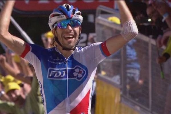 Thibaut Pinot sur la ligne d'arrivée à l'Alpe d'Huez