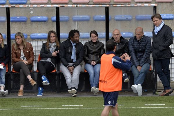 David Bettoni, assis à la droite de Zinedine Zidane, en mai dernier, à Lorient, lors d'un stage de managment