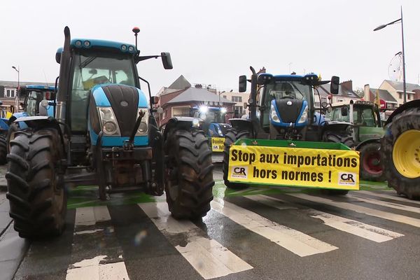 Une vingtaine de tracteurs de la Coordination Rurale étaient présents ce matin devant l'Agence de Services et de Paiement d'Amiens.