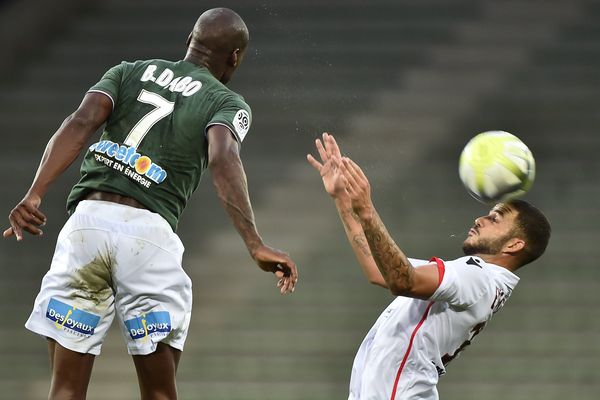  Le milieu de terrain de l'OGC Nice, Mickaël Le Bihan (D) face à Bryan Dabo (G), de Saint-Etienne, lors du match du 5 août comptant pour la 1ère journée de Ligue 1