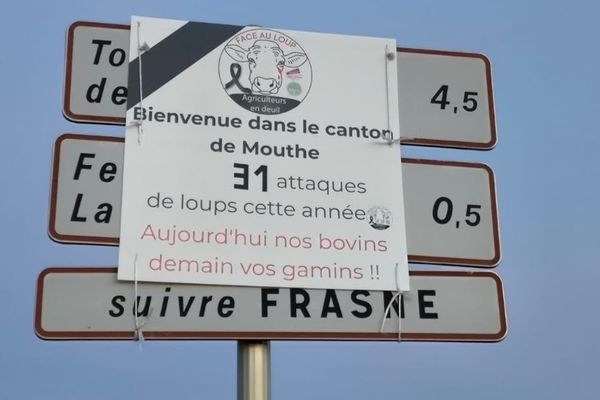 Une banderole de la FNSEA a été déployée sur l'axe entre Frasne et Bonnevau