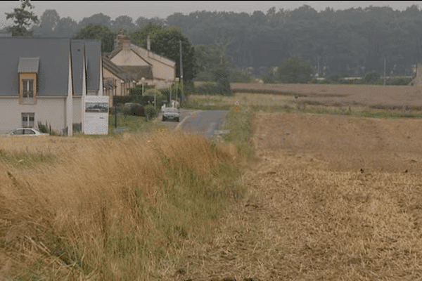 Selon les riverains, des boues ont été épandues à Condé-sur-Sarthe à seulement 20 mètres des habitations 