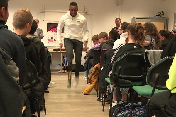 Dimitri Pavadé, médaillé d’argent aux Jeux paralympiques de Tokyo en saut en longueur va à la rencontre de collégiens près de Toulouse pour les sensibiliser à ce sport de haut niveau.