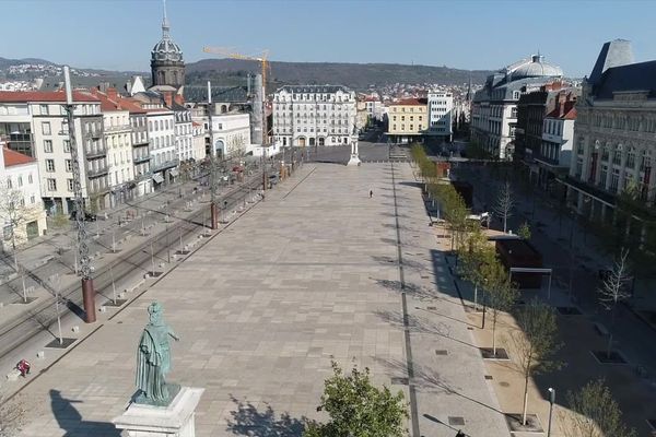 A Clermont-Ferrand, le confinement lié au coronavirus COVID 19 a transformé la physionomie des différents quartiers de la ville, comme ici place de Jaude.