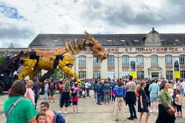 la première promenade 2024 de Long Ma à Nantes entre la grue Jaune et le Carroussel des Mondes Marins