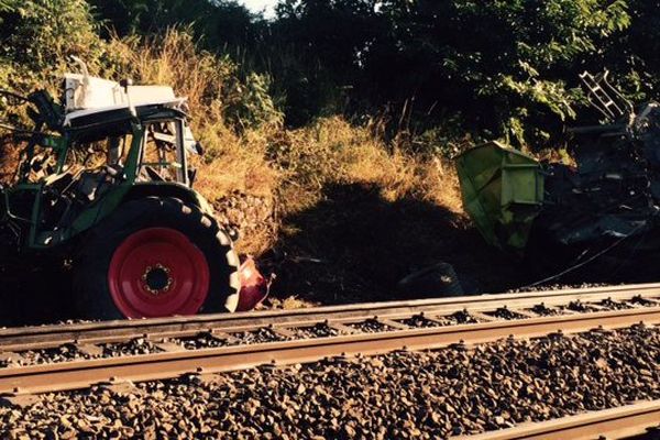 Le tracteur et la remarque qui ont basculé sur la voie TGV, provoquant la collision avec un train.