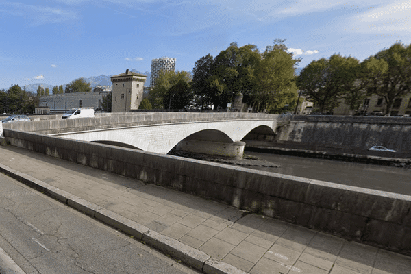 Manon, 24 ans, a été poussée du haut du pont par un inconnu alors qu'elle attendait un taxi en rentrant de soirée.