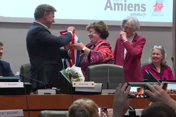 Brigitte Fouré transmet son écharpe de maire à Hubert de Jenlis.