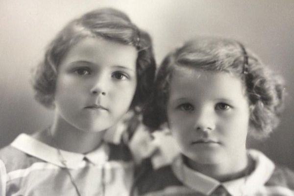 Une photo des deux filles d’Albert Honoré. Grâce à ce cliché, le trésor a été remis à la famille.