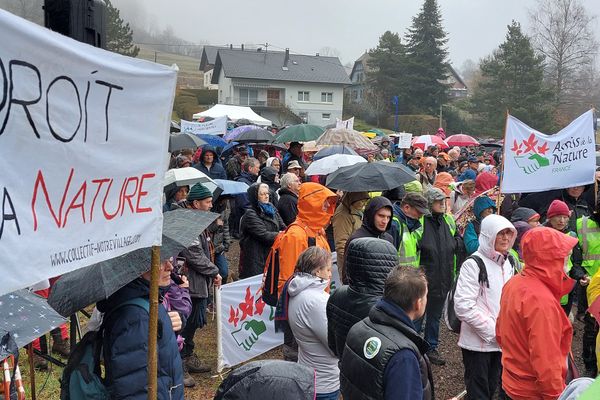 1300 personnes manifestent pour la liberté de randonner