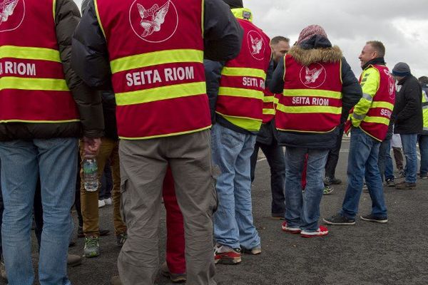 Les salariés de la Seita de Riom bloquent l'entrée de leur usine le 7 mars 2017