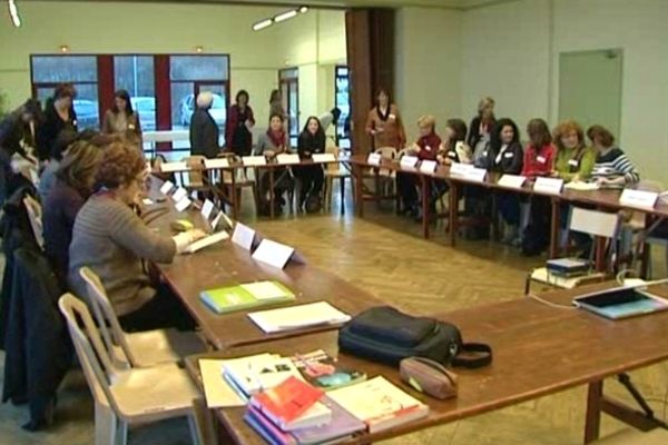 Formation et information pour inciter les femmes à entrer dans les conseils municipaux en zone rurale.