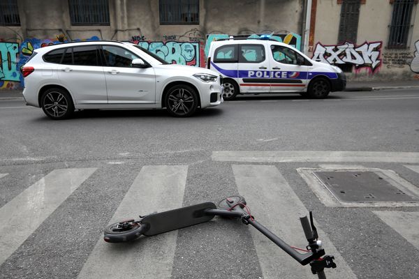 Transporté par les pompiers à l’hôpital Saint-Joseph, l’homme a été sérieusement touché : 9 côtes cassées, la clavicule fracturée et 2 perforations au niveau des poumons. 