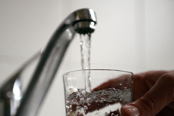 Jeudi 31 mai, des collégiens de Saint-Flour (Cantal) ont été victimes de malaises. Les soupçons se sont portés sur l’eau bue par les adolescents ce qui a conduit la mairie à interdire sa consommation sur l’ensemble de la ville. L’interdiction a depuis été levée.