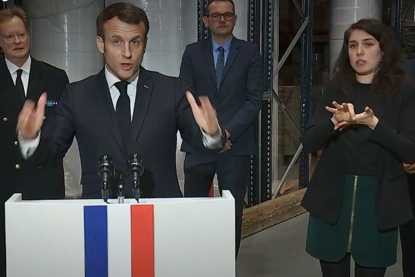 Marion Béguier interprète en langue des signes pendant le discours d'Emmanuel Macron à Saint-Barthélémy d'Anjou