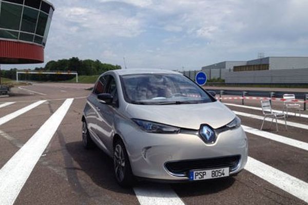 La nouvelle Zoé sur la piste du centre d'essais de Renault à Aubevoye (Eure) lors des 30 ans du site en 2012.