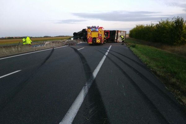 Le camion s'est couché sur les voies de l'A28, entre Saint-Christophe et Neuillé-Pont-Pierre (Indre-et-Loire), neutralisant les deux voies.